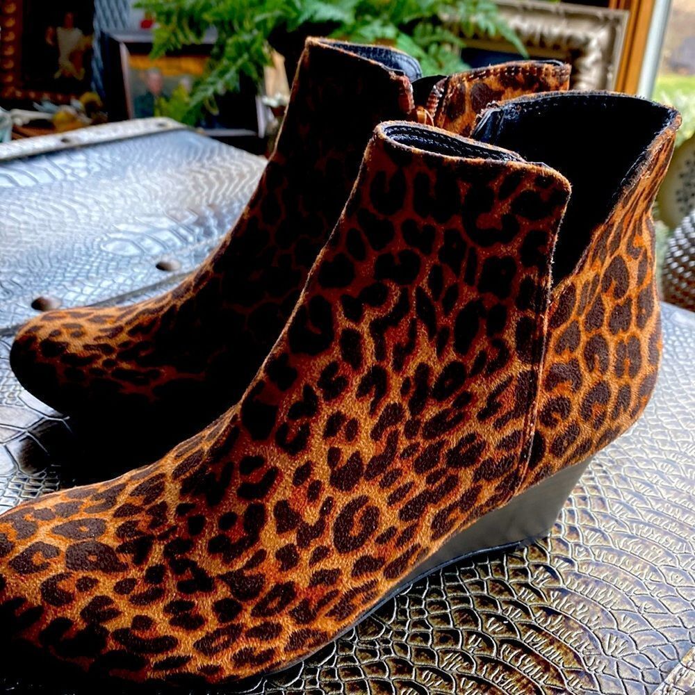 Woman’s New Leopard shoes wedges size 7